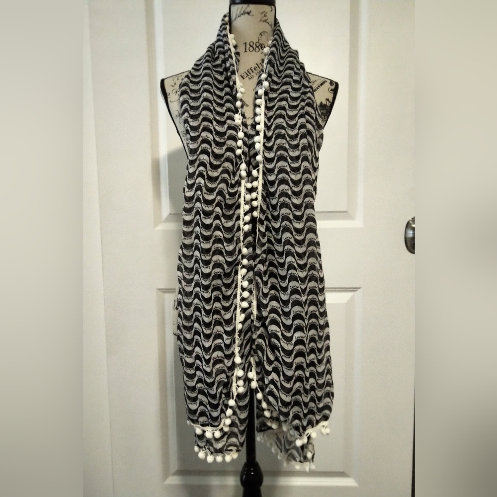 BRAND NEW Victoria's Secret Supermodel Essentials Black & White Scarf